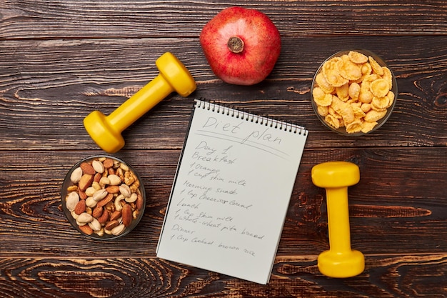 Cuaderno de pesas cereales y frutas Plan de ejercicio y nutrición