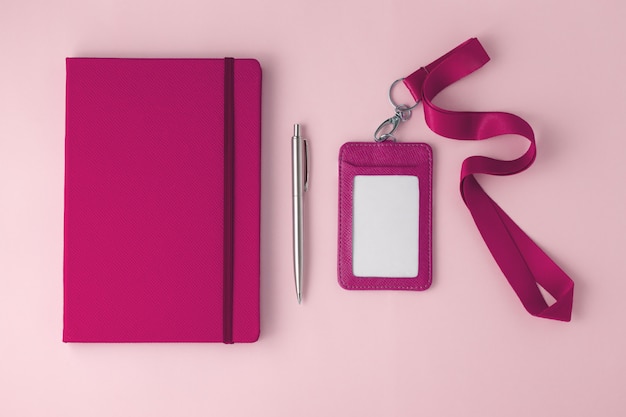 Cuaderno de piel rosa con placa y cordón