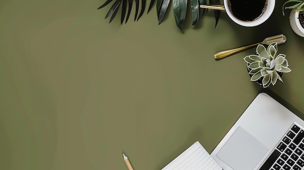 un cuaderno con una pluma y té en fondo de color verde