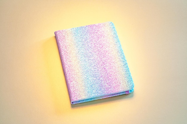 Cuaderno con portada brillante en colores de unicornio en papel de textura dorada