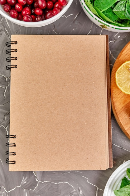 Foto cuaderno con productos saludables