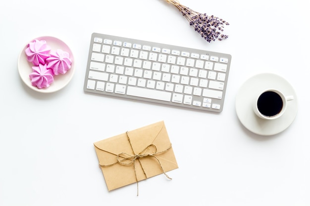 Cuaderno con ramas de flores de lavanda y teclado