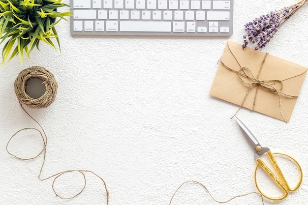 Cuaderno con ramas de flores de lavanda y teclado