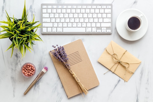 Cuaderno con ramas de flores de lavanda y teclado