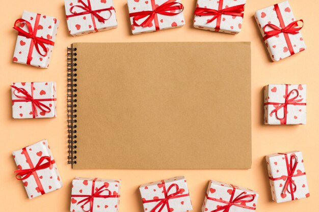 cuaderno rodeado de cajas de regalo