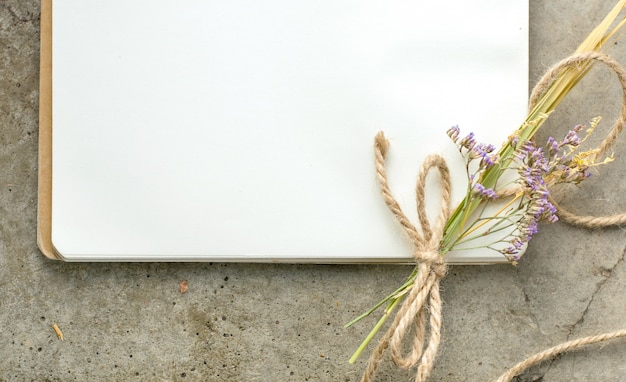 Cuaderno rústico vintage con cuerda y flores.