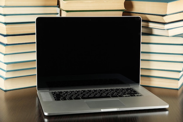 Cuaderno sobre fondo de libros
