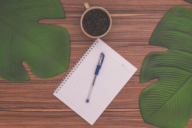 Cuaderno y taza de café en el escritorio