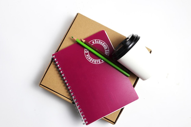 Cuaderno con taza y lápiz verde