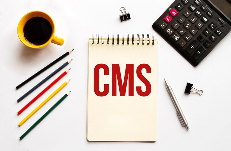 Cuaderno con texto CMS en el escritorio