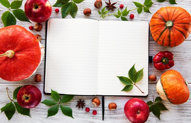 Cuaderno vacío con calabazas