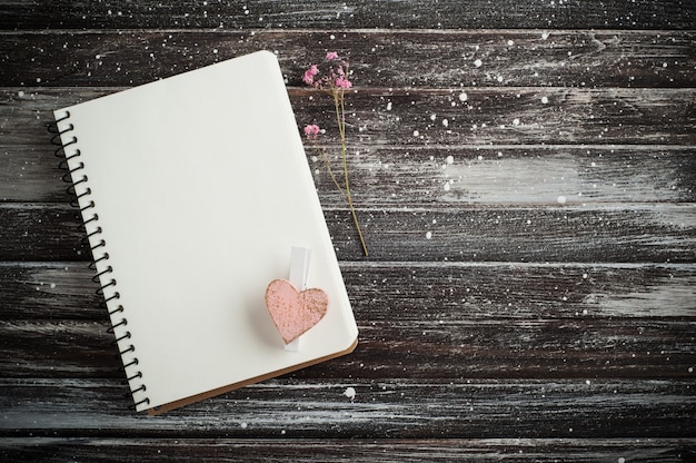 Cuaderno vacío, corazón rosa