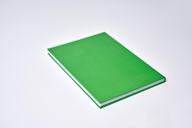 Cuaderno verde claro sobre un fondo blanco.