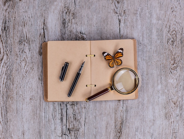 Cuaderno de viajero en mesa de madera