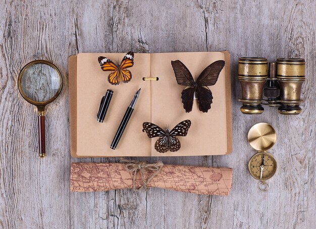 Cuaderno de viajero en mesa de madera