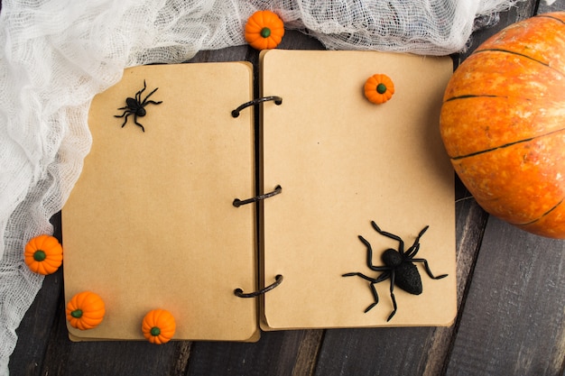 Cuaderno vintage con decoración de halloween