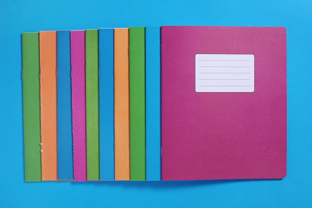 Cuadernos escolares coloridos
