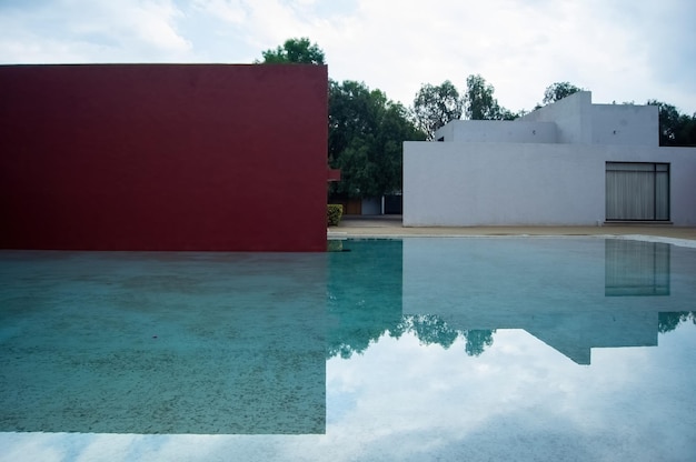 Cuadra San Cristobal, de Luis Barragan, com vegetação endêmica de parede rosa e solo arenoso ao fundo