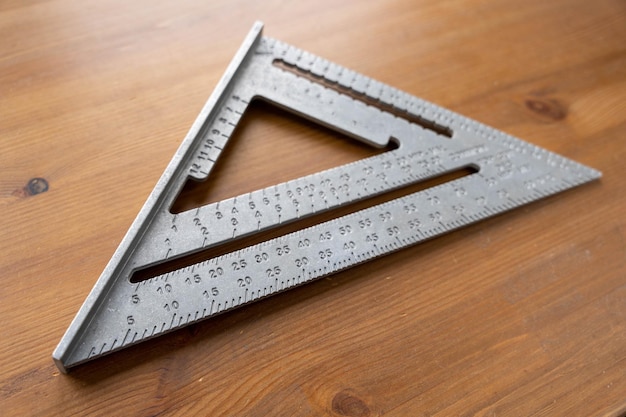 El cuadrado de techo de aluminio de Swansons expuesto en una mesa de madera para trabajos de construcción