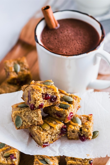 Cuadrados de avena al horno con semillas de arándano y calabaza con cacao picante y caliente