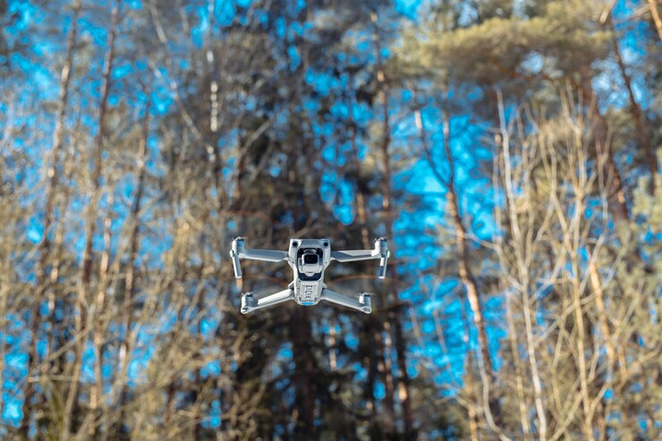 Foto cuadricóptero en el bosque contra el cielo azul