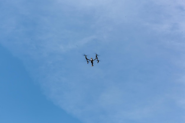 Cuadricóptero contra el cielo azul