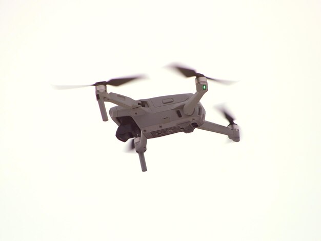 Cuadricóptero drone volador en el cielo