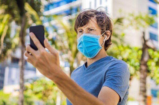 Foto la cuadrícula de reconocimiento facial superpone el reconocimiento facial en una máscara médica utilizando inteligencia artificial y