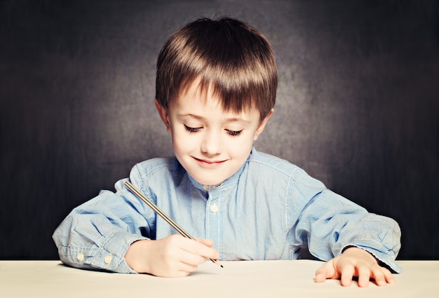 Cuadro de alumno de niño pequeño. Niño con lápiz