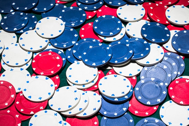 Foto cuadro completo de blanco; fichas de casino azul y rojo