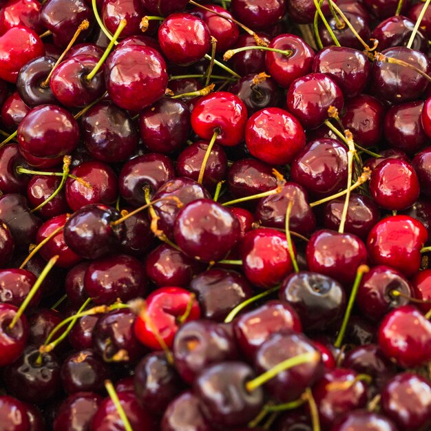 Cuadro completo de cerezas rojas.