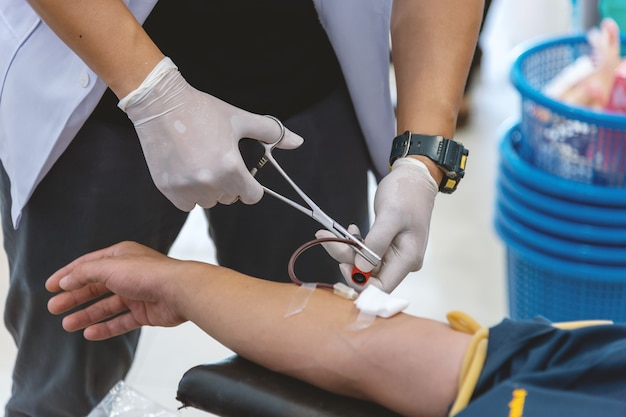 Cuadro de donación de sangre con enfoque suave y luz en el fondo.