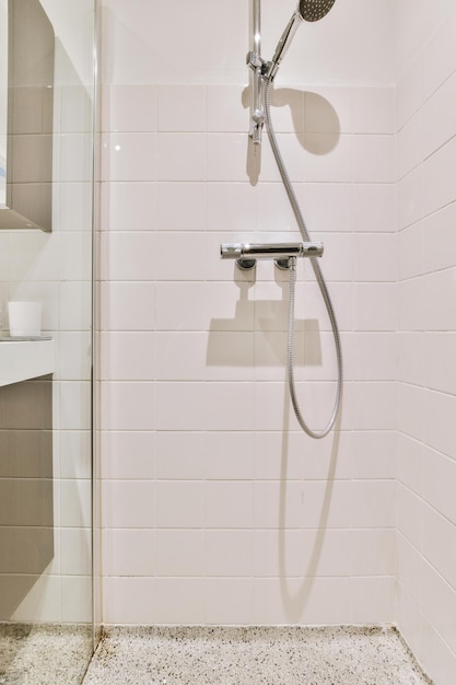 Cuadro de ducha en cuarto de baño moderno