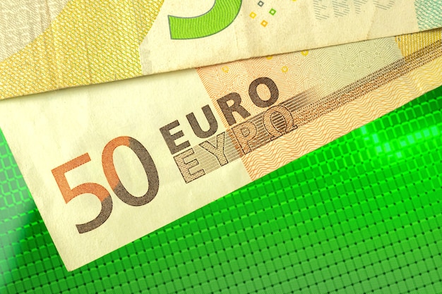 Cuadro y gráficos del mercado de valores y billetes en euros, concepto de crecimiento de la moneda, inversión y ganancias.