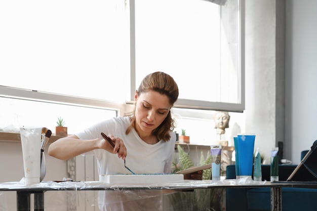 Cuadro de pintura de hobby para adultos en casa con pinturas acrílicas.