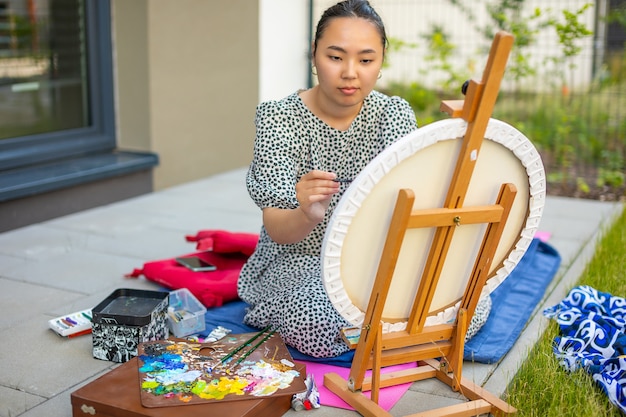 Cuadro de pintura joven asiática en la terraza de la casa