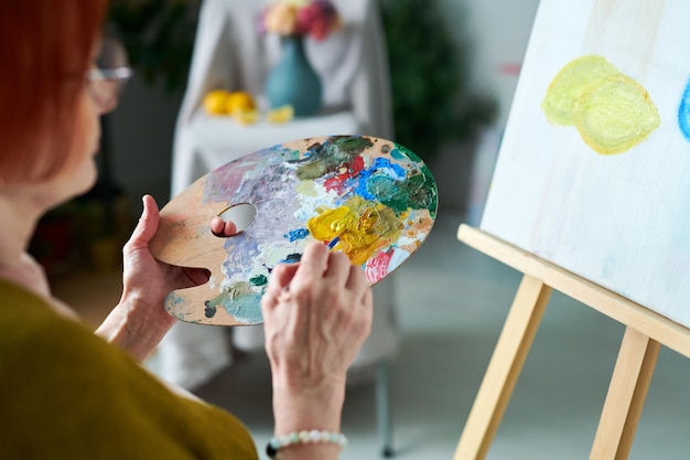 Cuadro de pintura de mujer con pinturas al agua