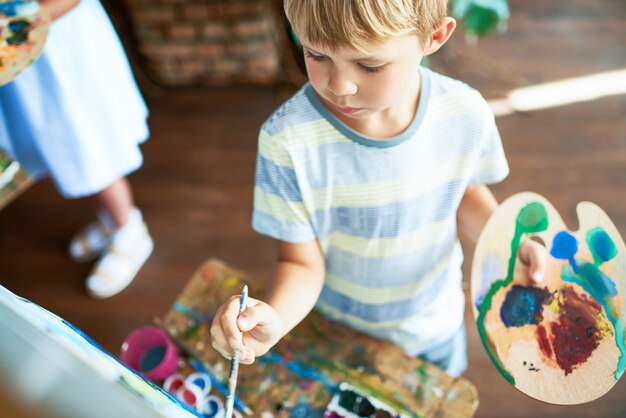 Cuadro de pintura de niño pequeño