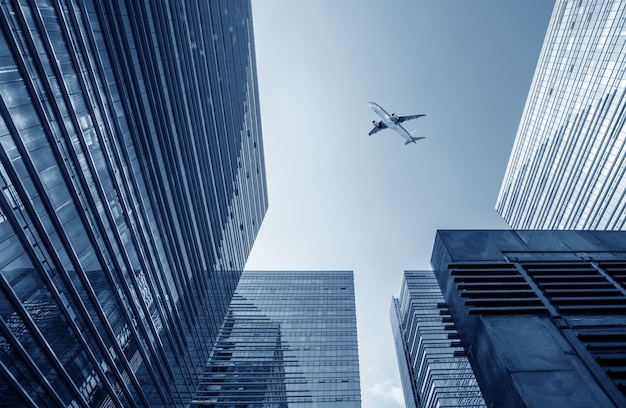 Foto cuadro urbano moderno, avión en el cielo.