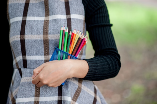 Cuadros de la mano y del lápiz, concepto verde de la educación del color de fondo