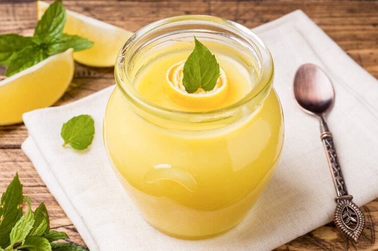 Cuajada de limón casera en tarros de cristal con limones frescos