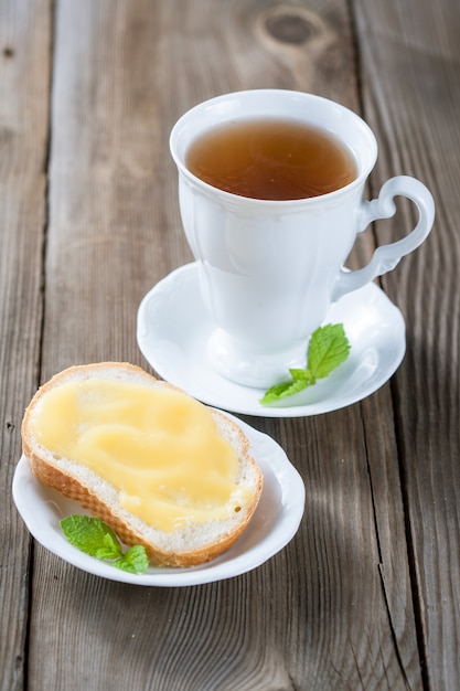 Cuajada de limón casera y una taza de té