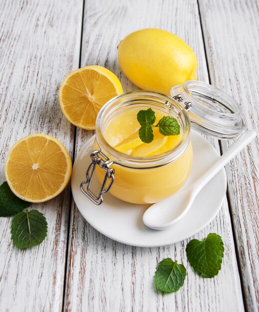 Cuajada de limón en tarro de cristal con limones frescos