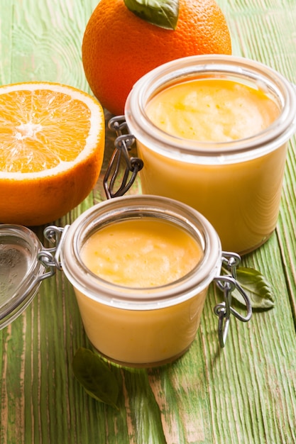 Cuajada de naranja en frascos de vidrio sobre la mesa