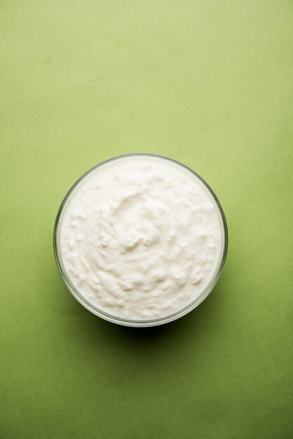 Cuajada natural o yogur o Dahi en hindi, servido en un tazón sobre un fondo de mal humor. Enfoque selectivo