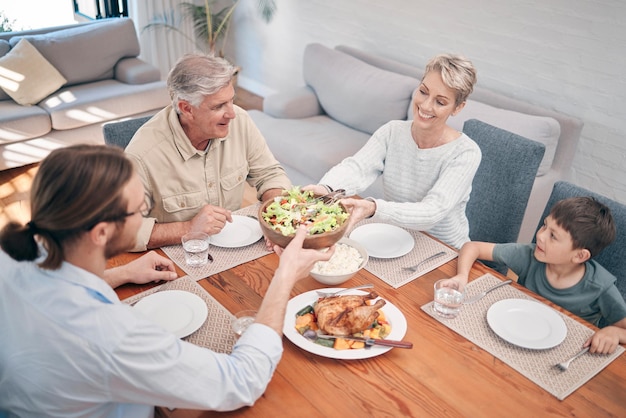 Cuando compartimos nuestra comida, compartimos nuestros corazones Foto de una familia disfrutando de una comida juntos en casa