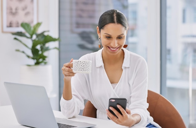 Cuando nuestro sol salió, elegiste la sombra Foto de una mujer de negocios usando su teléfono celular mientras disfruta de un descanso para tomar café en una oficina moderna