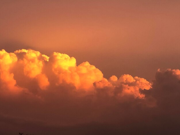 Foto cuando el sol abraza las nubes