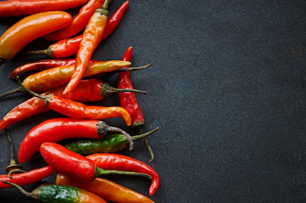 Cuanto más caliente, mejor Tiro de ángulo alto de chiles rojos frescos en un mostrador de cocina