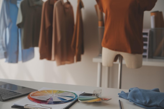 Unos cuantos toques finales y estará listo Fotografía de un joven diseñador trabajando en una prenda que cuelga sobre un maniquí